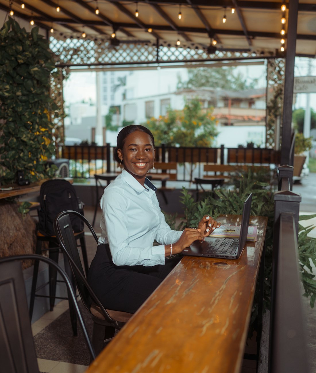 Une dirigeante de restaurant consulte ses chiffres sur son ordinateur